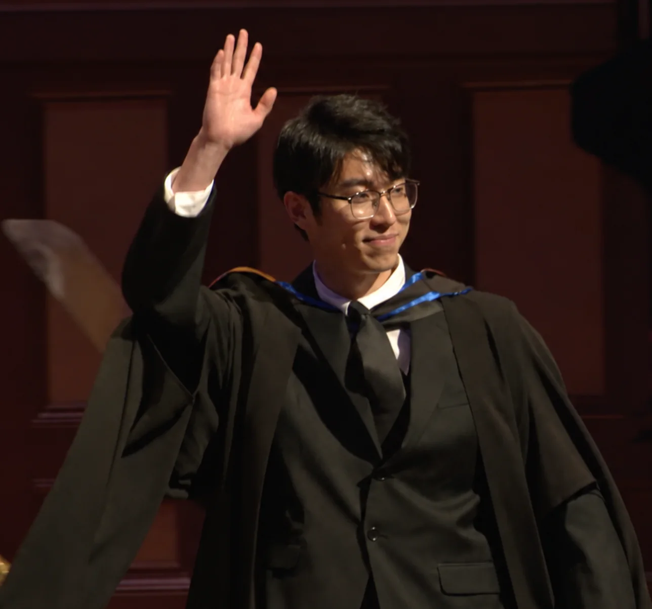 星阑学员在毕业典礼上挥手致意